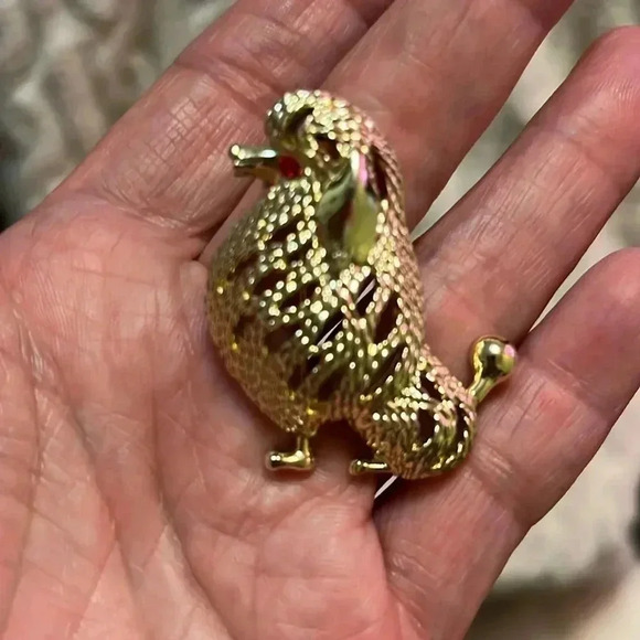 Vintage 1970 Sarah Coventry “Suzette” Gold Sitting Poodle Brooch. - Picture 1 of 3